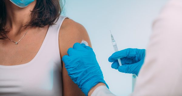 Vacinação contra o HPV garante prevenção do câncer de colo de útero
